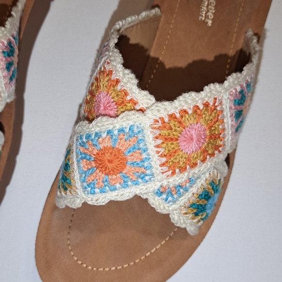 Forever Comfort Size 7 Women's Crochet Sandals - Picture 2 of 6